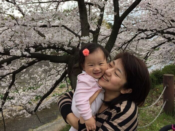 二女が1歳のころ。近所の桜を見に行きました。