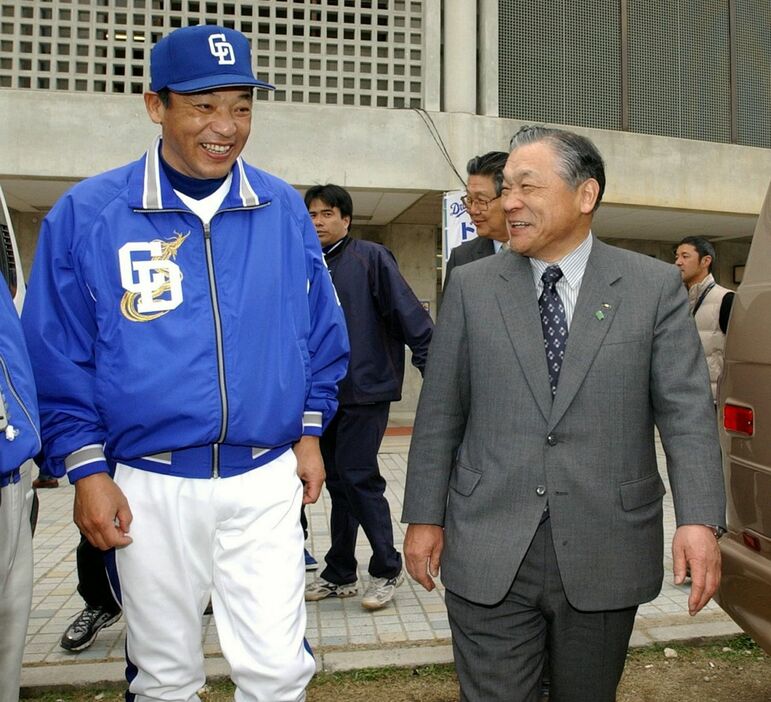 落合監督と白井オーナー＝2004年