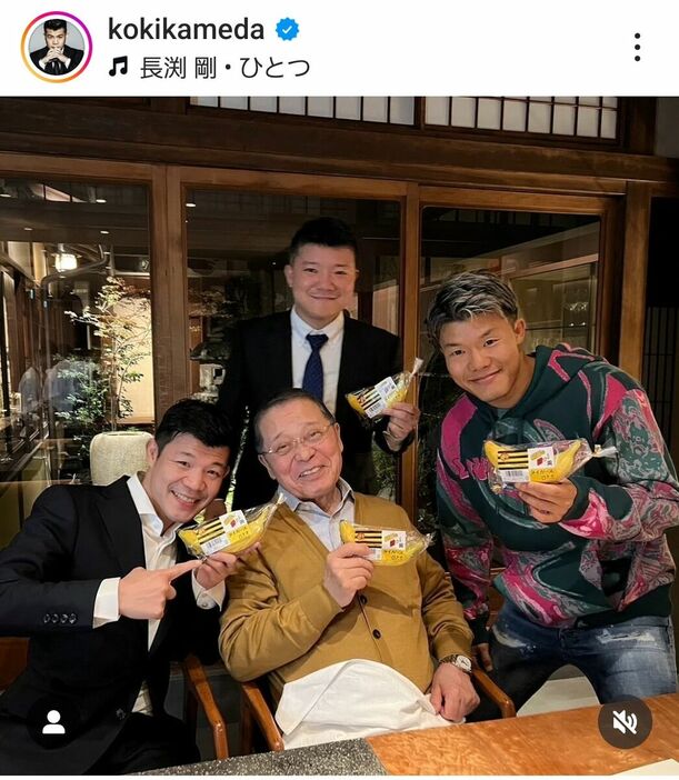 左が長男・亀田興毅氏、中央奥が次男・亀田大毅氏、右が三男・亀田和毅（ともき）。亀田興毅氏のインスタグラム（＠ｋｏｋｉｋａｍｅｄａ）より