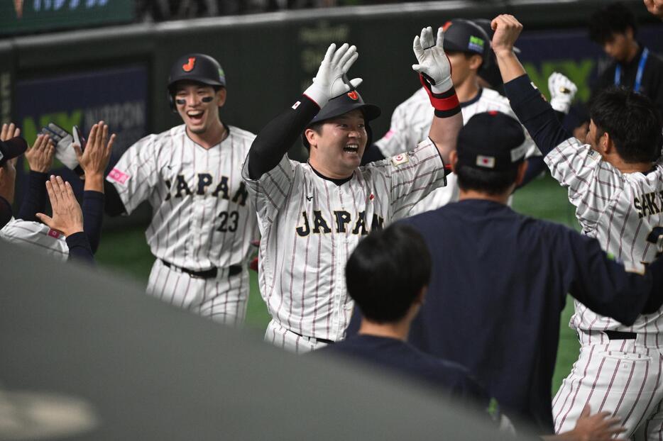 牧の満塁弾に歓喜の選手たち(C)Getty Images