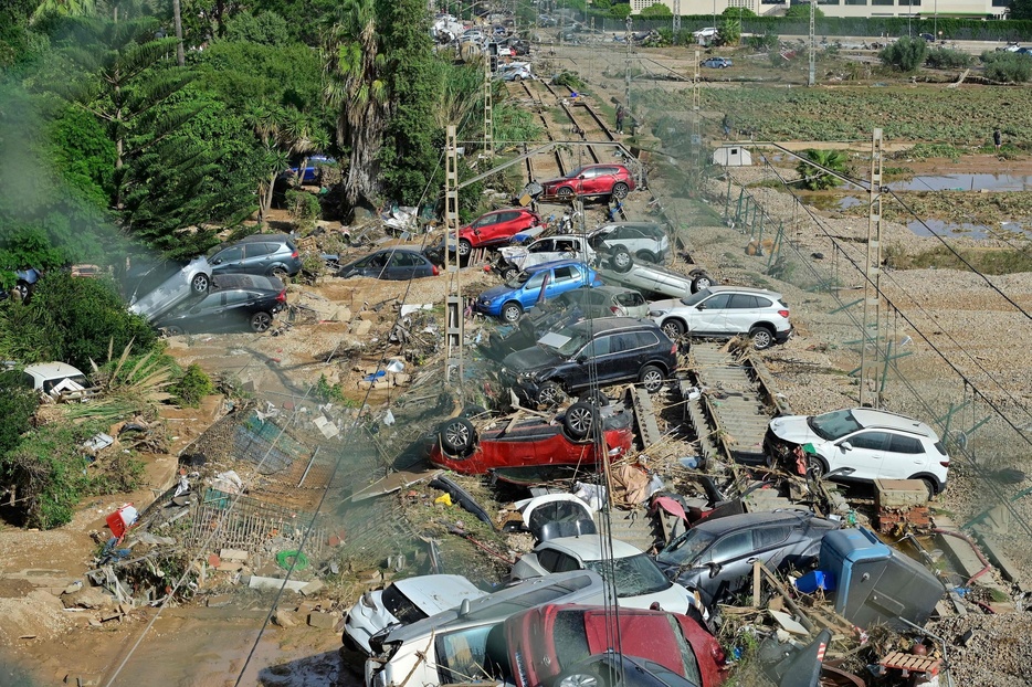 洪水に見舞われたスペイン東部バレンシア近郊で、線路上に押し流された車（2024年10月31日撮影）。【翻訳編集】 AFPBB News