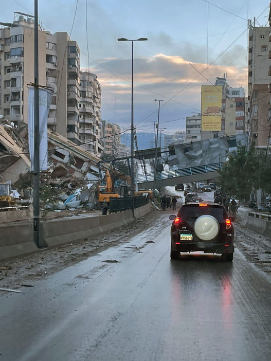 イスラエル軍の空爆で崩れ落ちた建物＝27日、レバノン・ベイルート南部（住民提供・共同）