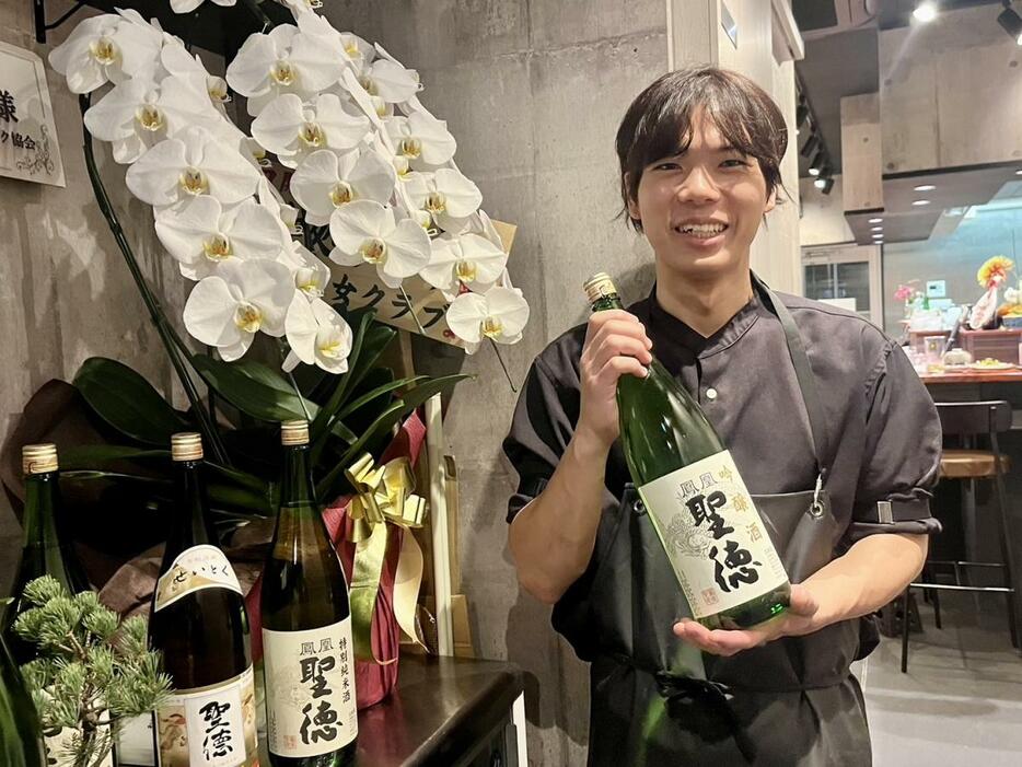 「和処りゅう」店主の西岡竜之介さんと店内