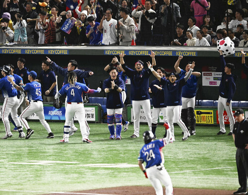 ５回１死１、２塁、陳傑憲（手前）が３ランを放ち、盛り上がる台湾ベンチ（２４日）＝西孝高撮影