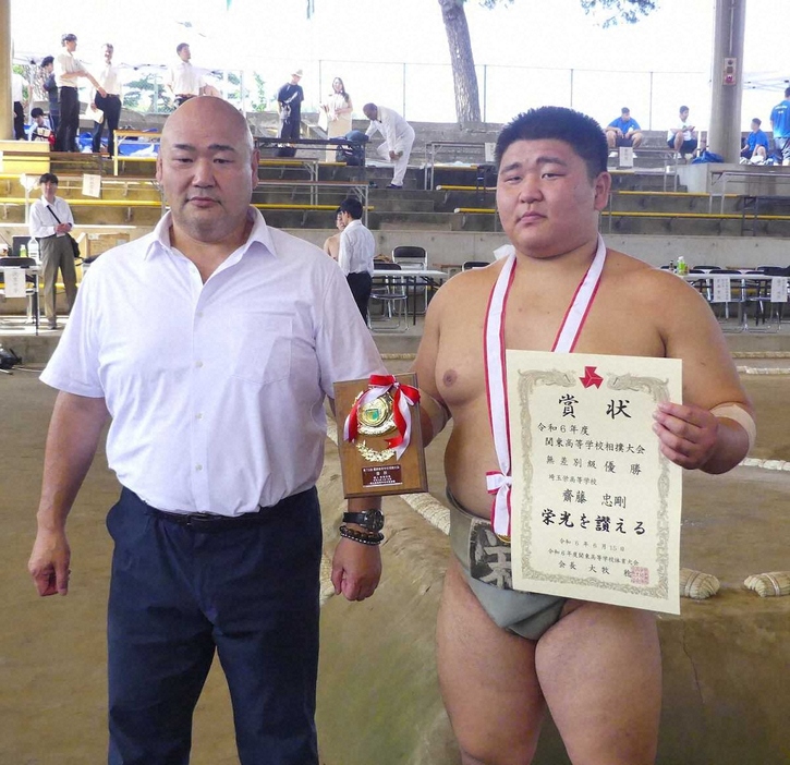 三段目付け出し資格が承認された斎藤忠剛（右）と父で元幕内・大碇の甲山親方（24年6月撮影）