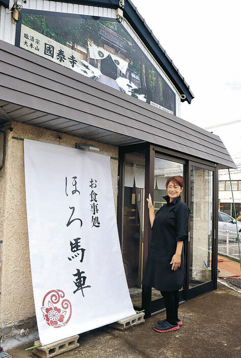 「ほろ馬車」の開業準備を進める川端さん＝高岡市伏木古国府