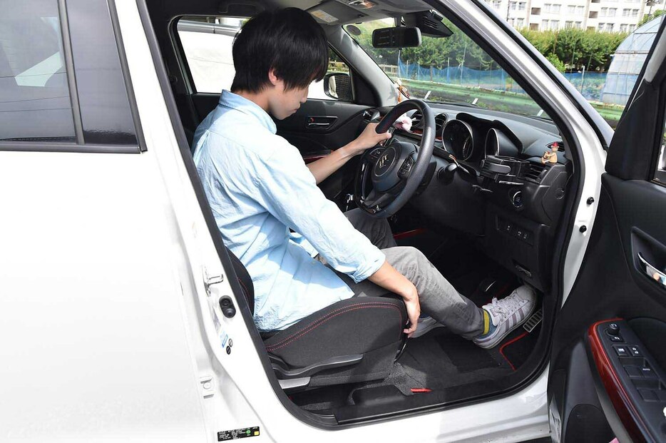 運転中に「これくらいなら……」とやってしまう些細な行為の数々。しかし、一部の行為は一歩間違えば大事故になるようなこともある。運転中のシート調整は、急にシートが前後してしまい、ペダルやステアリング操作に悪影響が出る場合もあり大変危険だ。