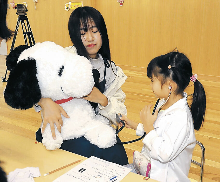 聴診器をぬいぐるみにあてる児童＝富山市の富大附属幼稚園