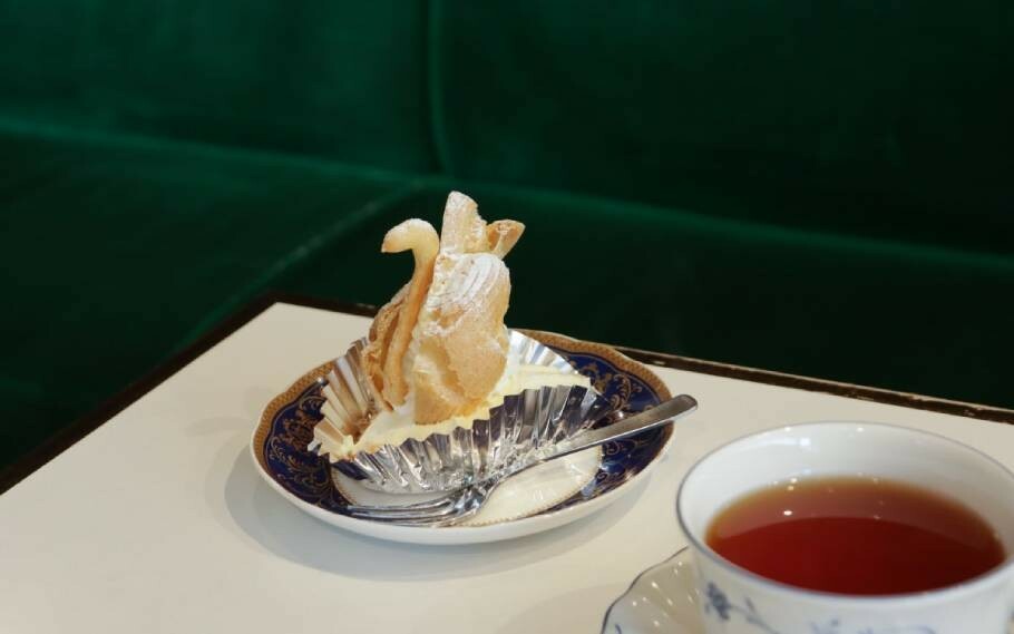 いまでは珍しい「欧風菓子 白鳥」(東京・中板橋)のスワンシュークリーム。時代を超えて愛される味