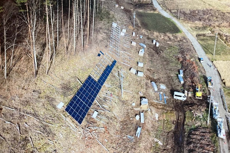 長野県辰野町で条例に違反して設置された太陽光パネル。全国でこうしたトラブルが起き、使用済みの太陽光パネルが撤去されず、放置される事例が相次いでいる 辰野町提供