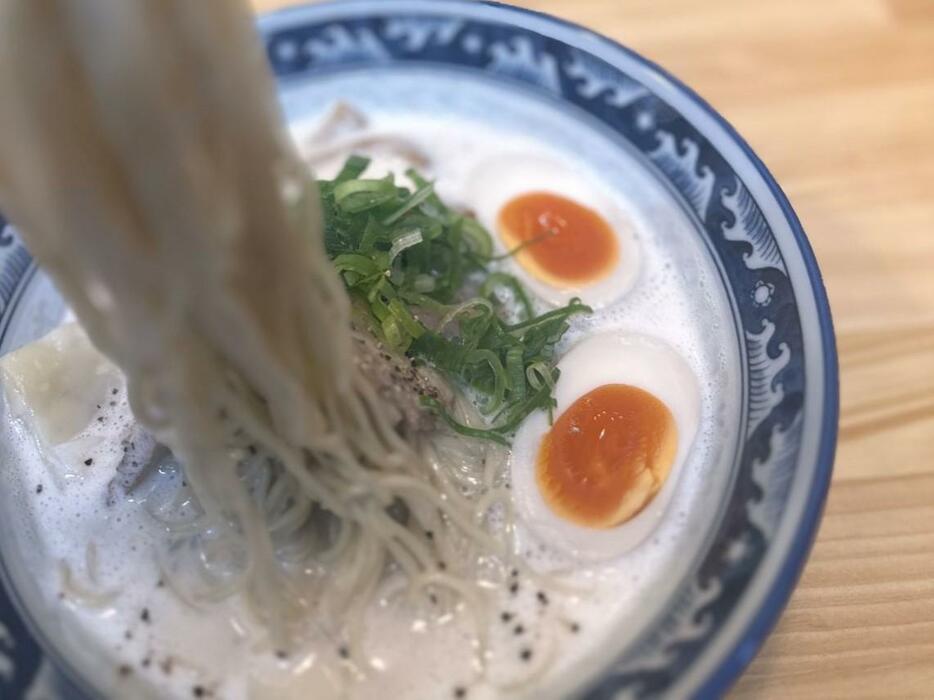 濃密ラーメン、「鶏白湯ラーメン」。シメにチーズリゾットも楽しめる