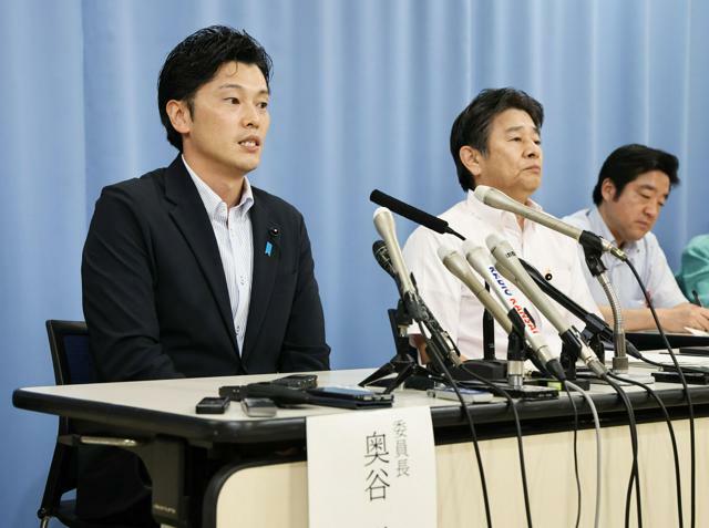 百条委員会の後、会見する県議ら。右端が竹内英明県議=2024年9月6日午後6時46分、神戸市中央区、水野義則撮影