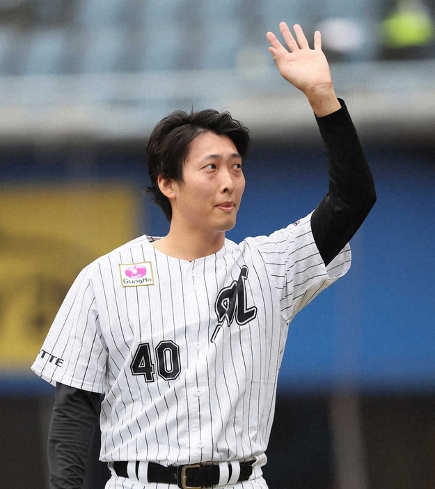 ＜プロ野球12球団合同トライアウト＞ファンの声援に応える島（撮影・尾崎　有希）