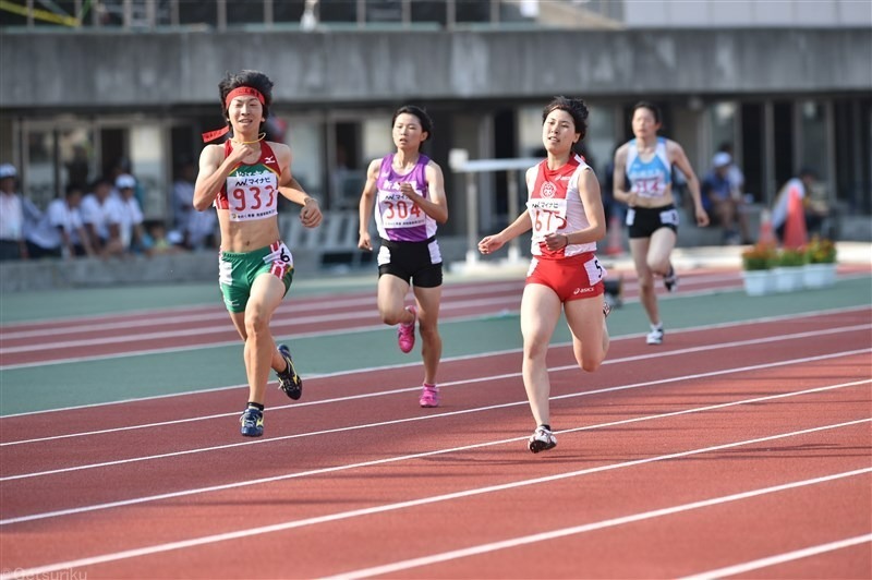 島根・松江商高3年のインターハイで200m、400m（写真）の2冠に輝いた青山。右は同学年のライバルとしてともに切琢磨した松本奈菜子（当時・浜松市立高／現・東邦銀行）