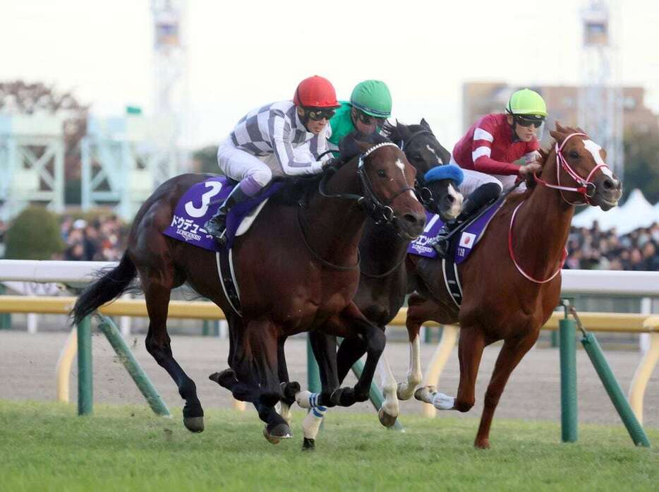 ジャパンCを制したドウデュースと武豊騎手＝東京競馬場（撮影・塩浦孝明）