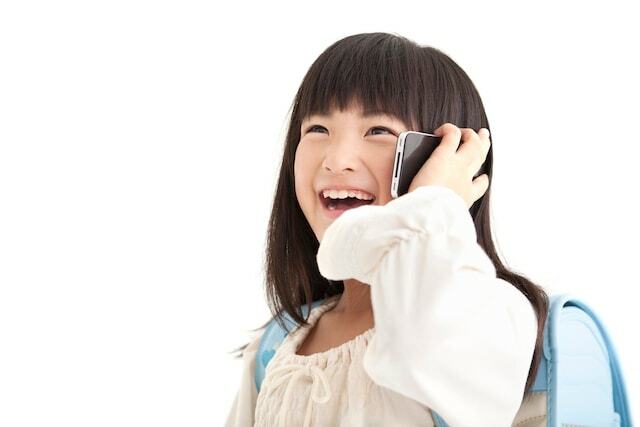 小学生・中学生の子にスマホを持たせるとき、親はどんなことに注意し準備すればいいのでしょうか。子どもに専用のスマホを持たせるときにやっておきたい準備について、ITジャーナリストの鈴木朋子が解説します。