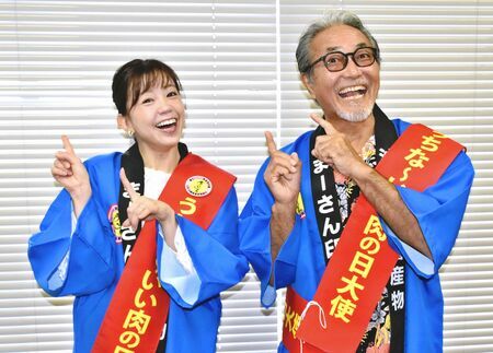 いい肉の日キャンペーンをＰＲするジョニー宜野湾さん（右）、嘉数ゆりさん＝１日、那覇市・沖縄タイムス社