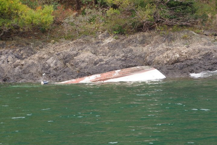 尾道市因島椋浦町沖で転覆していたプレジャーボート（尾道海上保安部提供）