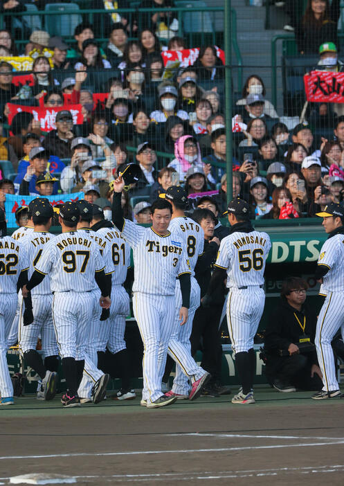 阪神ファン感謝デーを終えた阪神大山（手前）はスタンドのファンに帽子を取ってあいさつする（撮影・上山淳一）