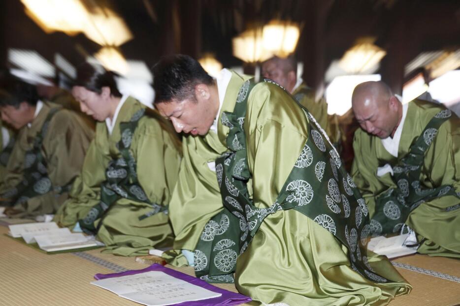 「坂東曲」の法要で、体を激しく揺らしながら念仏を唱える僧侶＝28日午前、京都市下京区の東本願寺