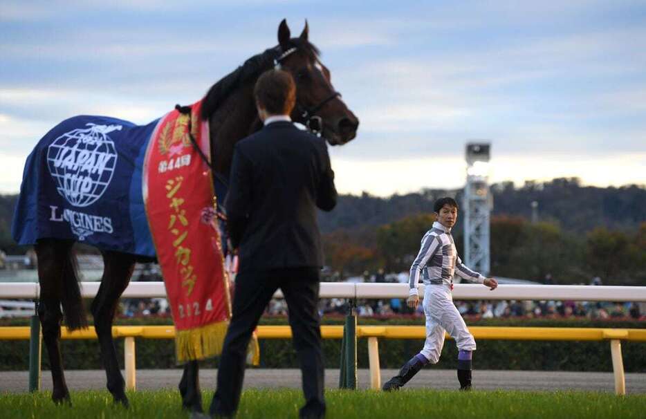 ジャパンカップを制したドウデュースと武豊騎手（右）＝11月24日、東京競馬場（奈良武撮影）