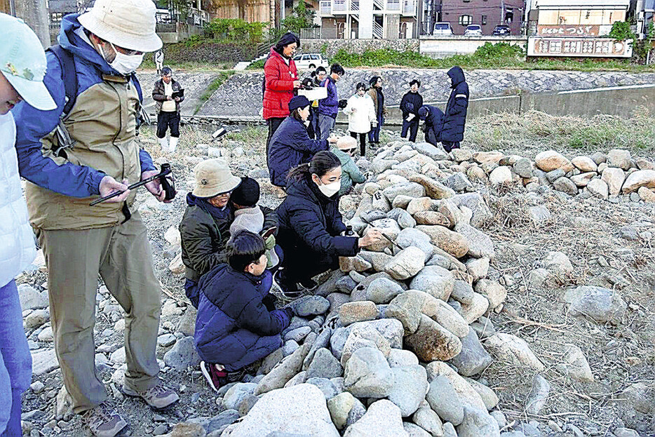 昨年の石積みオブジェ制作の様子（昨年12月、兵庫県宝塚市で）