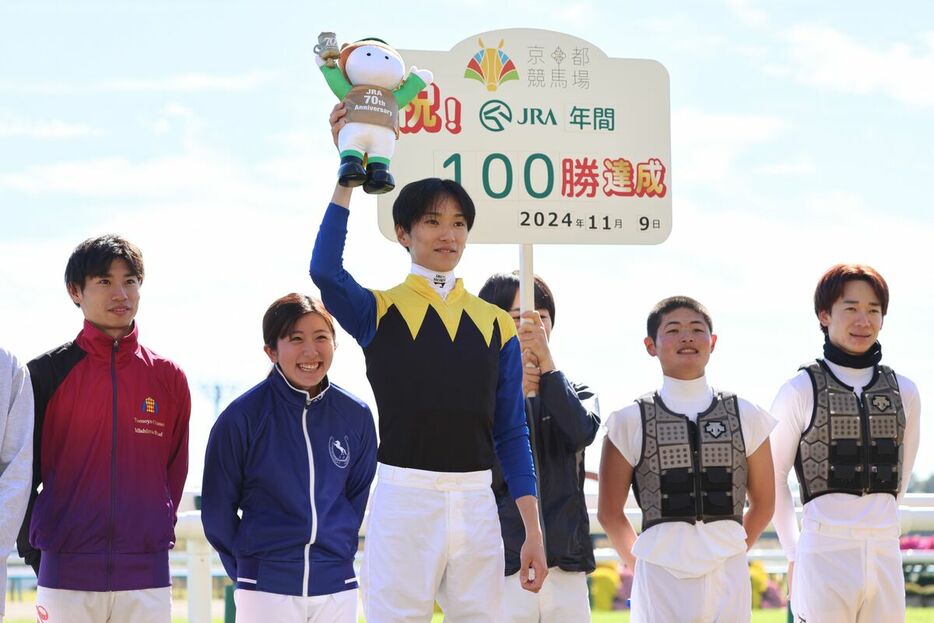 京都３R ２歳未勝利　 パーティハーンでJRA年間１００勝を達成した坂井瑠星騎手（中央）。　（左から長岡、今村、坂井、小崎、田口、松山）　（カメラ・高橋　由二）