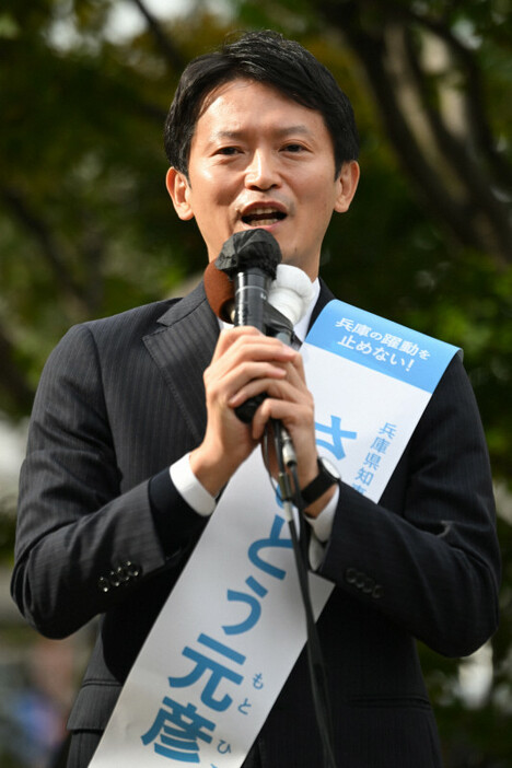 兵庫県知事選で第一声を上げる斎藤元彦氏＝神戸市中央区で2024年10月31日午前9時37分、大西岳彦撮影