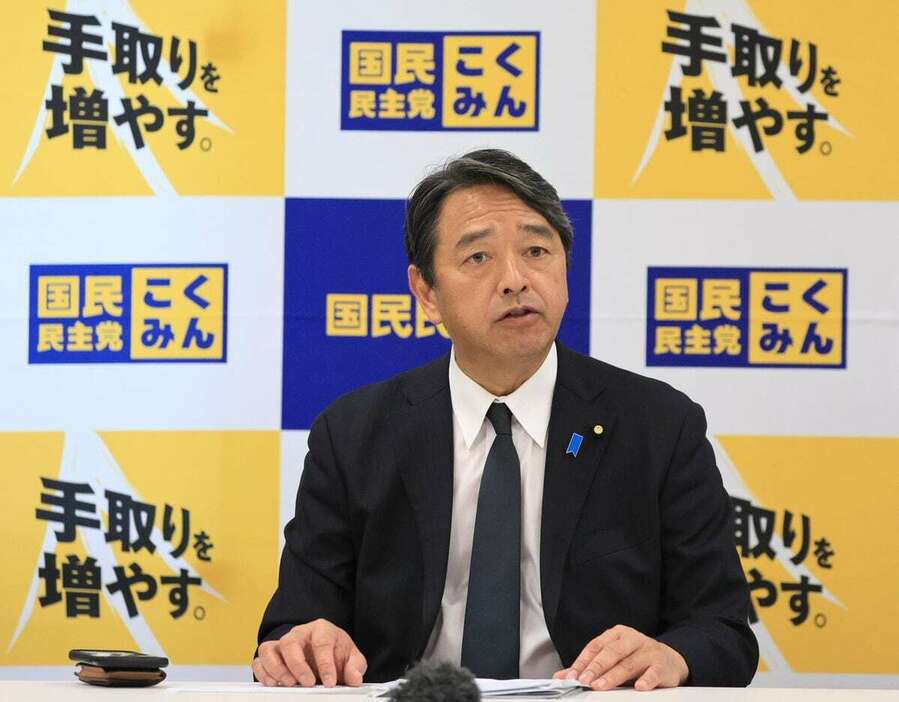 国民民主党の玉木雄一郎代表が続投する方針であることについて、記者に説明する榛葉賀津也幹事長＝11日午後、国会内（桐原正道撮影）