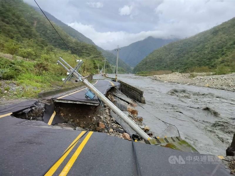 台風に伴う大雨などの影響で陥没した宜蘭県内の道路（同県南澳郷公所提供）