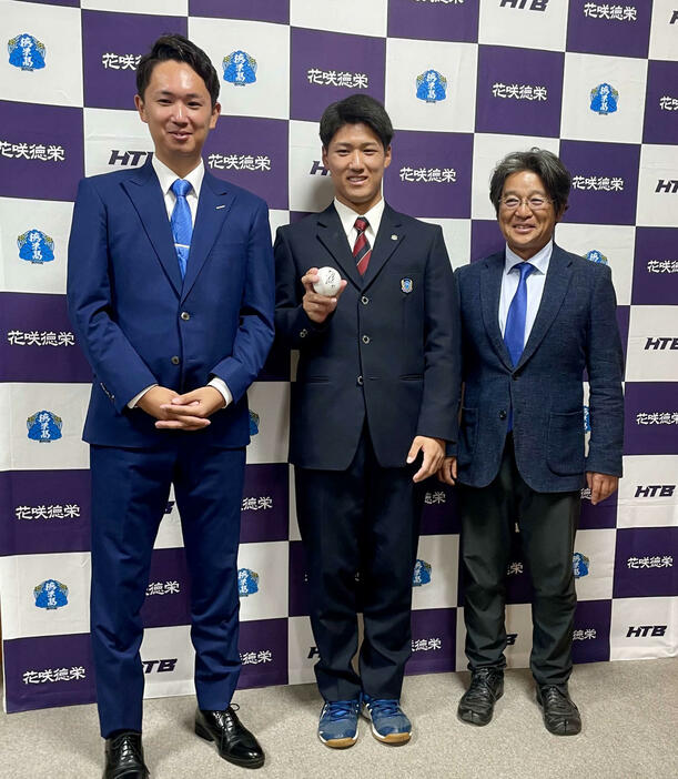 オリックス育成3位の指名のあいさつを受け、笑顔を見せる（左から）オリックス・岡崎スカウト、花咲徳栄・上原、岩井監督