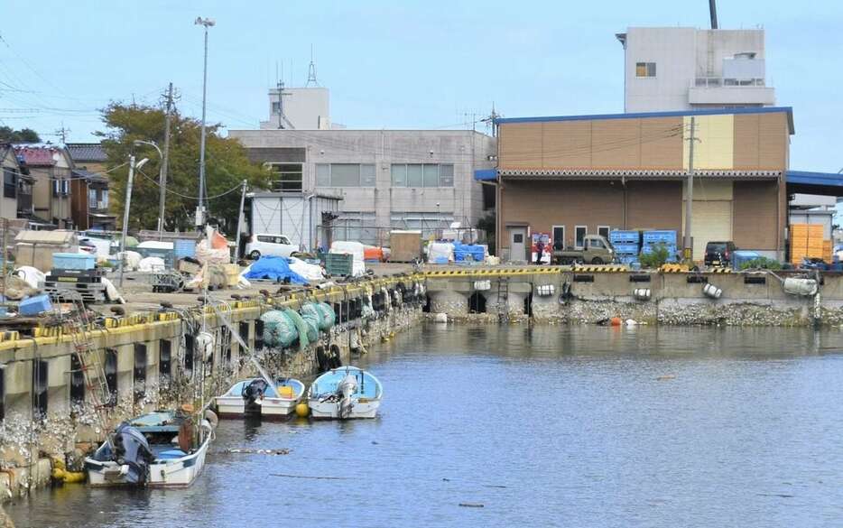 地震で大幅に隆起し、海面が下がった輪島港＝石川県輪島市