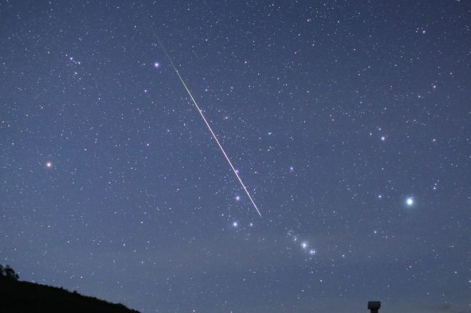 夜空に現れた流れ星＝朝日新聞