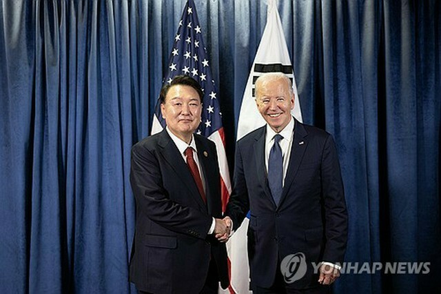 韓国の尹錫悦（ユン・ソクヨル）大統領（左）は、アジア太平洋経済協力会議（APEC）首脳会議に出席するため訪問したペルーで15日（現地時間）に米国のバイデン大統領と会談した（共同取材）＝（聯合ニュース）