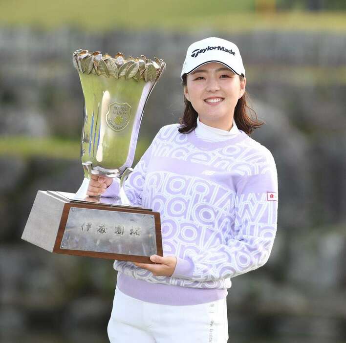 優勝して笑顔の山内日菜子（撮影・高橋朋彦）