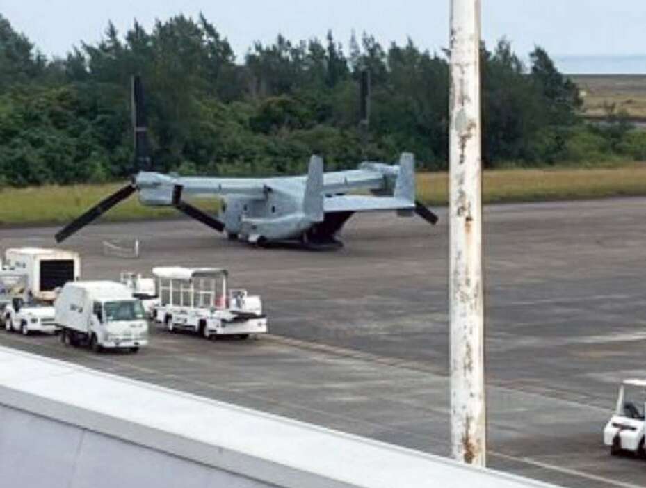 奄美空港に着陸した米軍輸送機オスプレイ＝１４日午後１時１０分ごろ、鹿児島県奄美市笠利