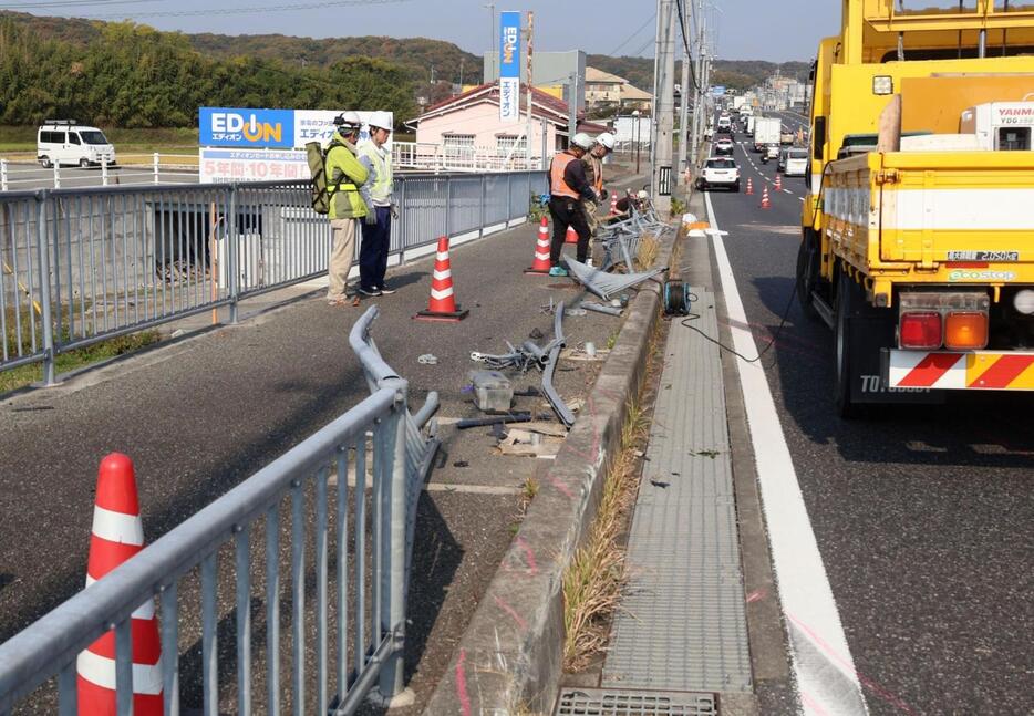 軽乗用車が横転した現場。衝撃でフェンスが破損した＝２２日午前１１時４７分、神戸市西区平野町宮前