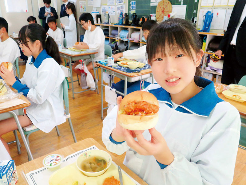 好きなアレンジで「バーガー給食」を楽しむ6年生＝10月31日午後、羽生市立新郷第一小学校