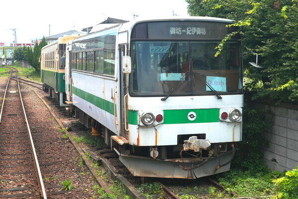 紀伊御坊駅に留置中のレールバス、キテツ1形（2024年7月、安藤昌季撮影）。