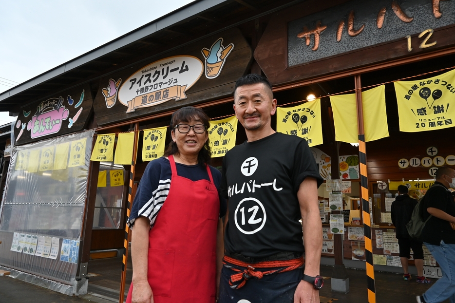 同志のような存在と話すあんてぃーの道見さん（左）と千サルバトーレ12の深瀬さん