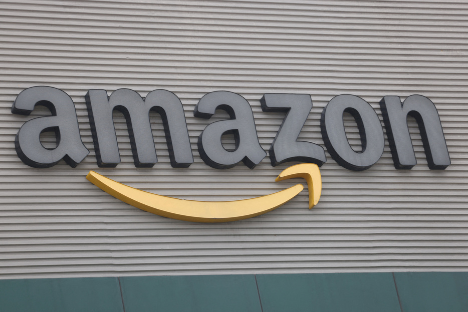 米アマゾン・ドット・コムは１３日、２０ドル以下の安価な商品を扱う電子商取引（ＥＣ）サービス「Amazon Haul（アマゾン・ホール）」を米国の一部利用者向けに開始したと発表した。写真は同社のロゴマーク。２０２３年１２月に撮影（２０２４年　ロイター／Gustavo Graf）