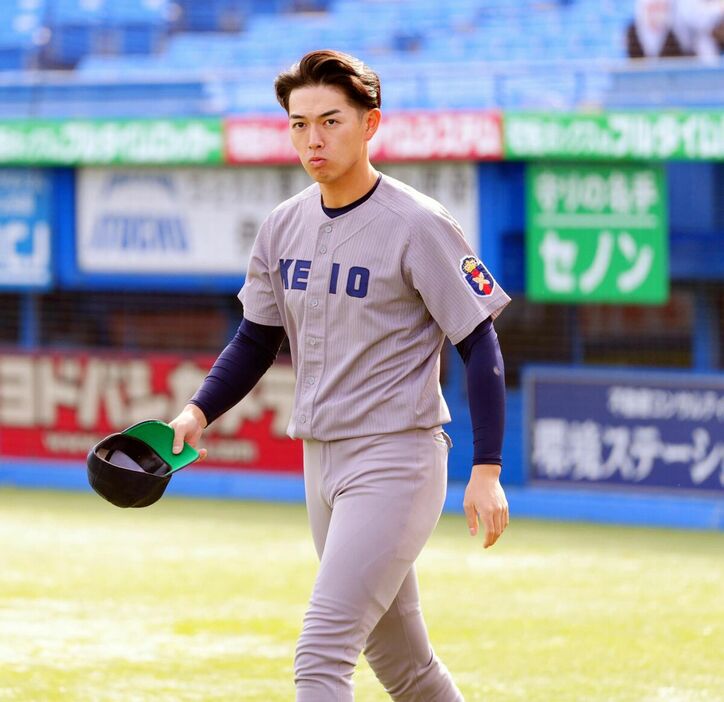 試合前に集合写真の撮影に向かう慶大・清原正吾（カメラ・岡野　将大）