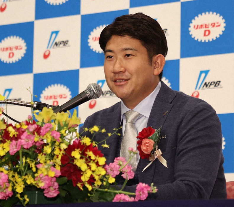 ＜NPB　AWARDS　2024＞MVPを受賞し会見する巨人・菅野（撮影・村上　大輔）