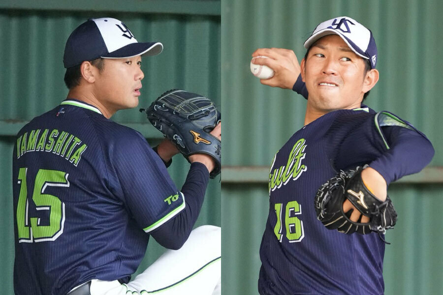 ヤクルト・山下輝（左）と原樹理【写真：小林靖】