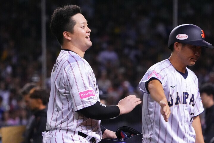 勝ち越しタイムリーを放った牧（左）。写真：田中研治（THE DIGEST写真部）