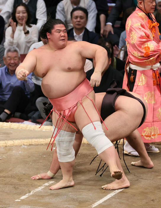 大相撲九州場所　2日目　宇良は突き落としで霧島を破る（撮影・加藤孝規）