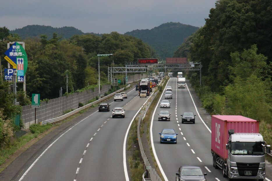 多くの車が行き交う名阪国道。高速道路のように見えるが、料金がいらない下道だ