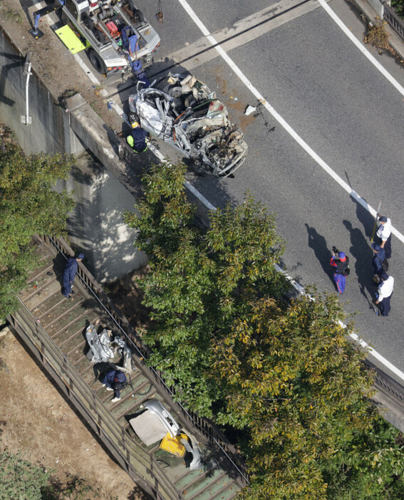 ダンプカーと衝突し橋から落下した乗用車＝広島市安佐南区で2024年11月12日午後1時6分、本社ヘリから西村剛撮影