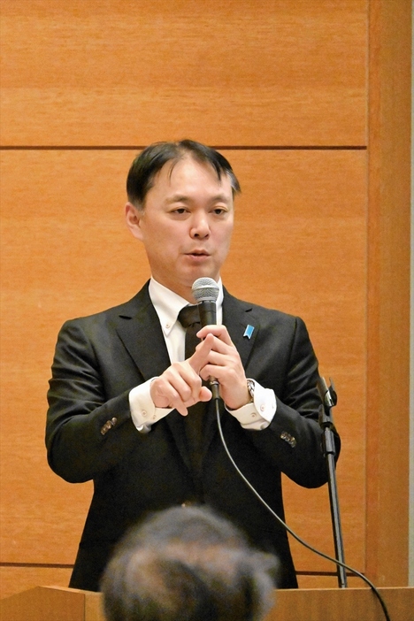 拉致問題解決に向け「残された時間は少ない」と語る飯塚さん＝２４日午後２時ごろ、福島市