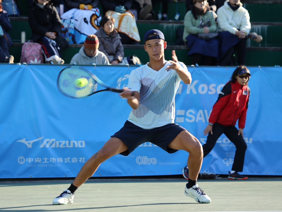 「横浜慶應チャレンジャー国際テニストーナメント supported by 三田興産」（神奈川・慶應義塾大学日吉キャンパス蝮谷テニスコート）で男子シングルス2回戦に進出した坂本怜（誉高校）（写真提供◎横浜慶應チャレンジャー広報部）